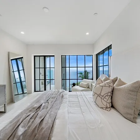 Angela With Pool On The Seafront In Perfect For 10 People Appartement *